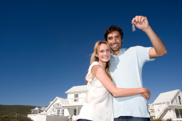 A happy couple shows off thier new house keys 